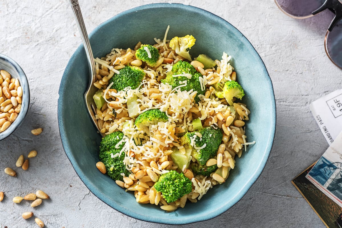 Orzo met broccoli, pecorino en pijnboompitten