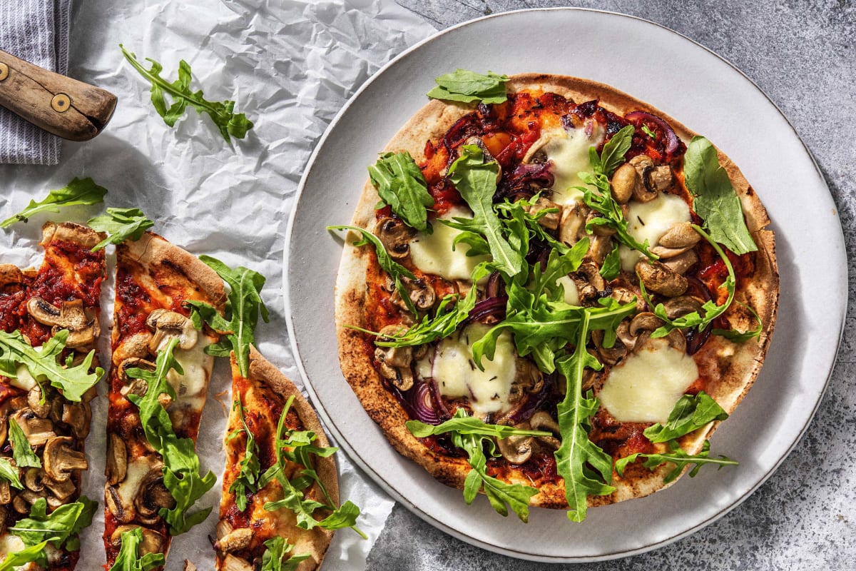 Pizza funghi sur pain plat