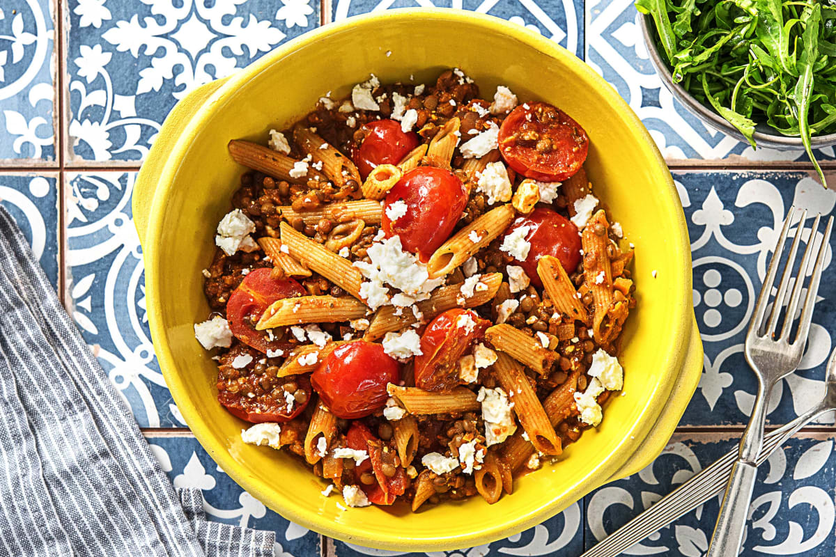 Penne met linzen-bolognesesaus en feta