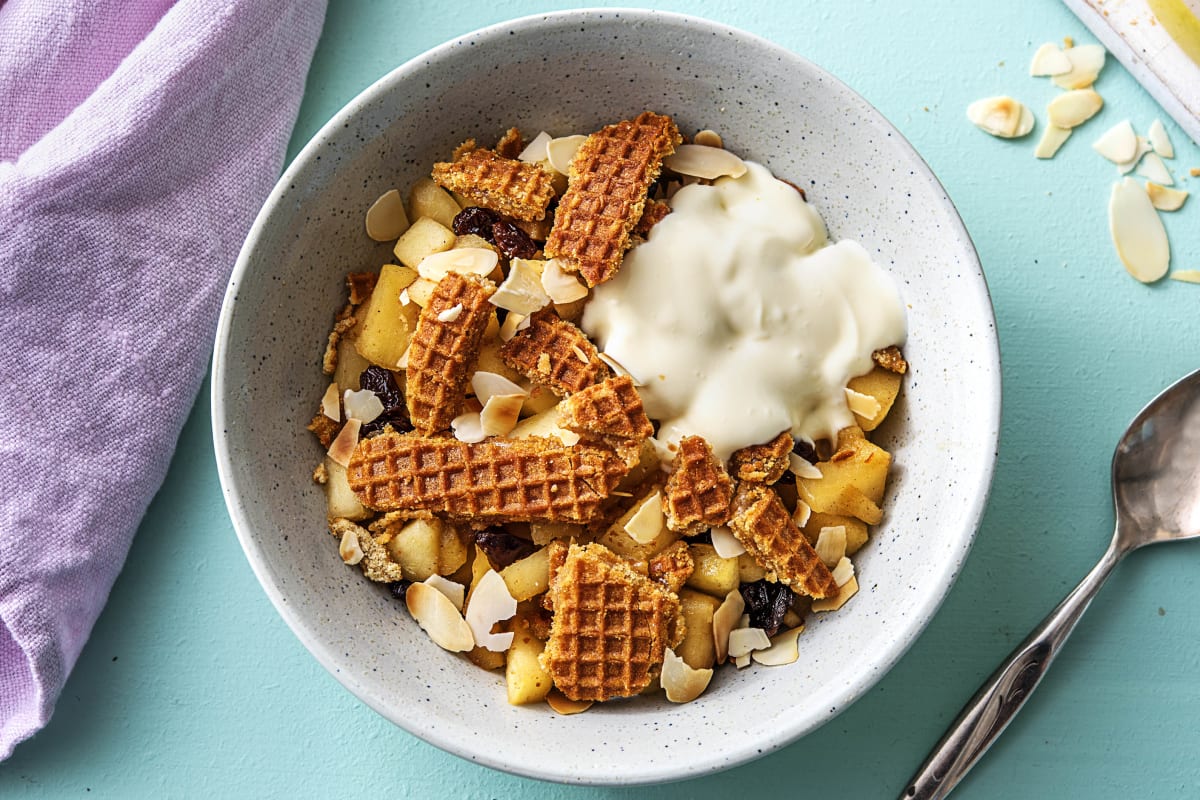 Gebakken appel met rozijnen en stroopwafelkruimels