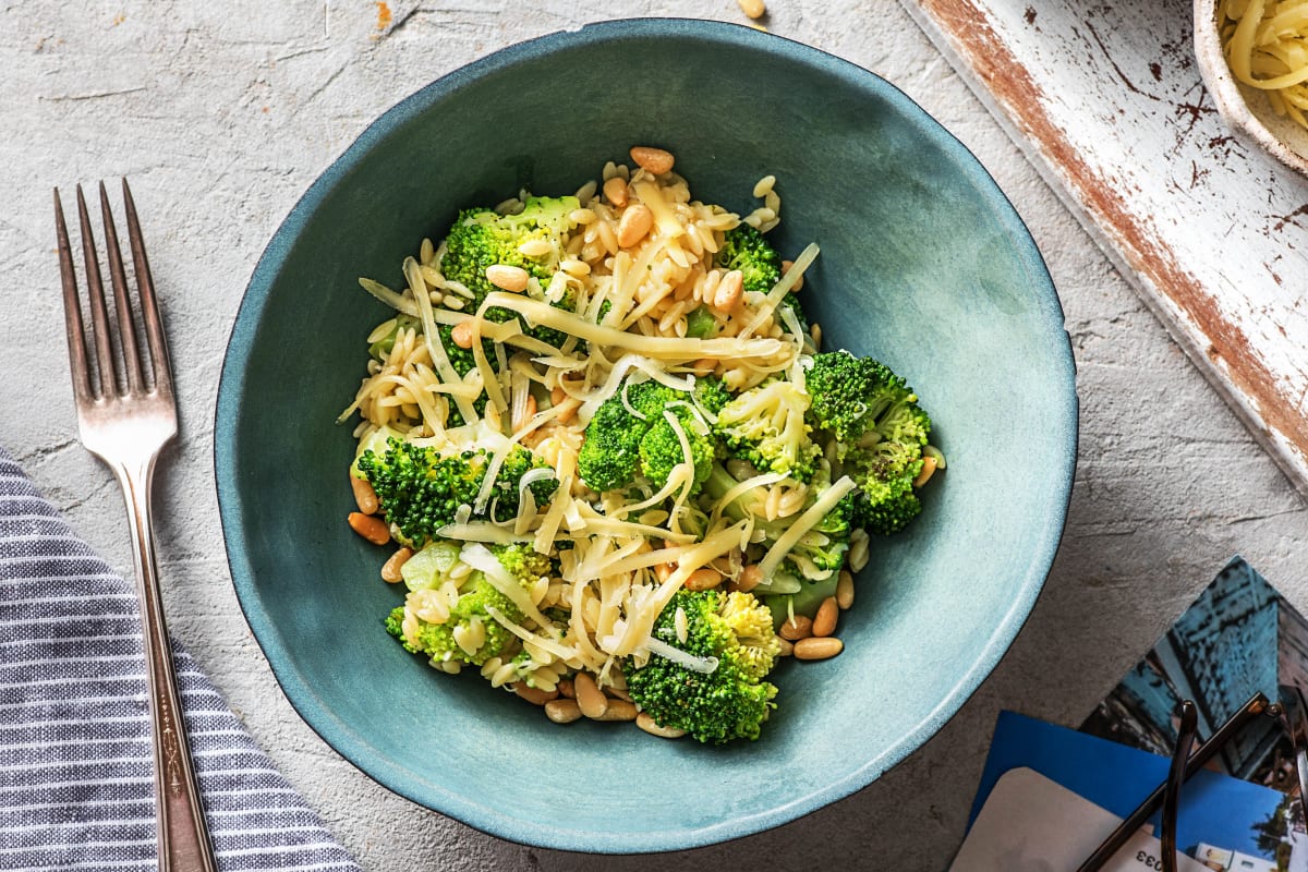 Orzo met broccoli, pecorino en pijnboompitten