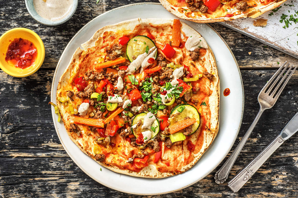 Lahmacun met lamsgehakt en yoghurtsaus