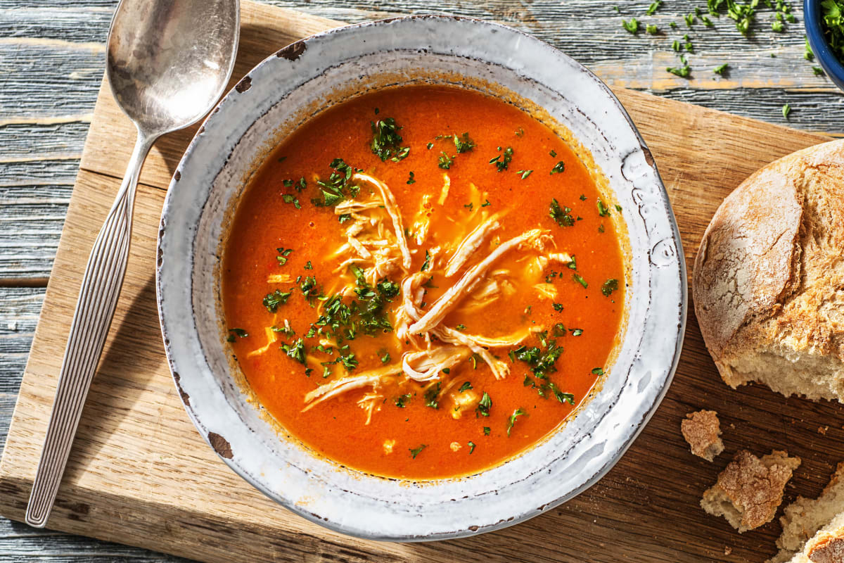 Soupe de tomate et de poivron au poulet effiloché