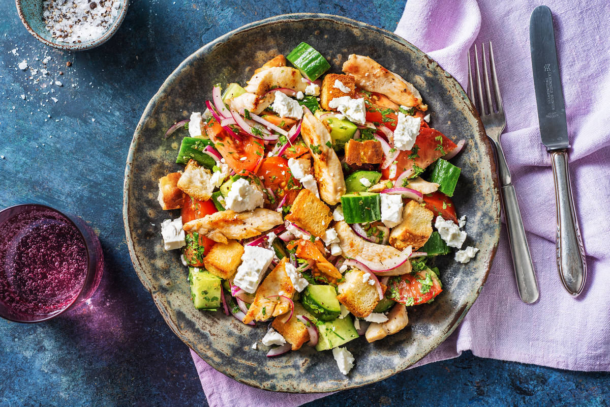 Pouletbrust auf griechischem Salat Rezept | HelloFresh