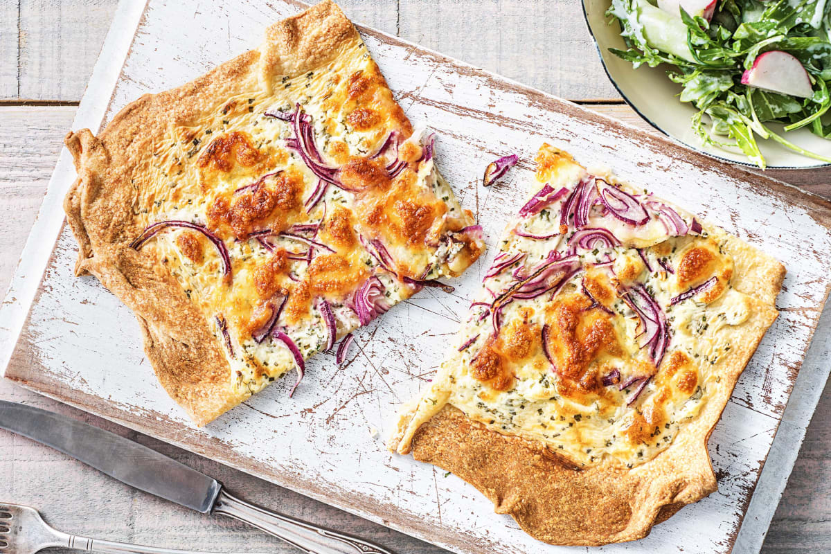 Knuspriger Flammkuchen mit Mozzarella