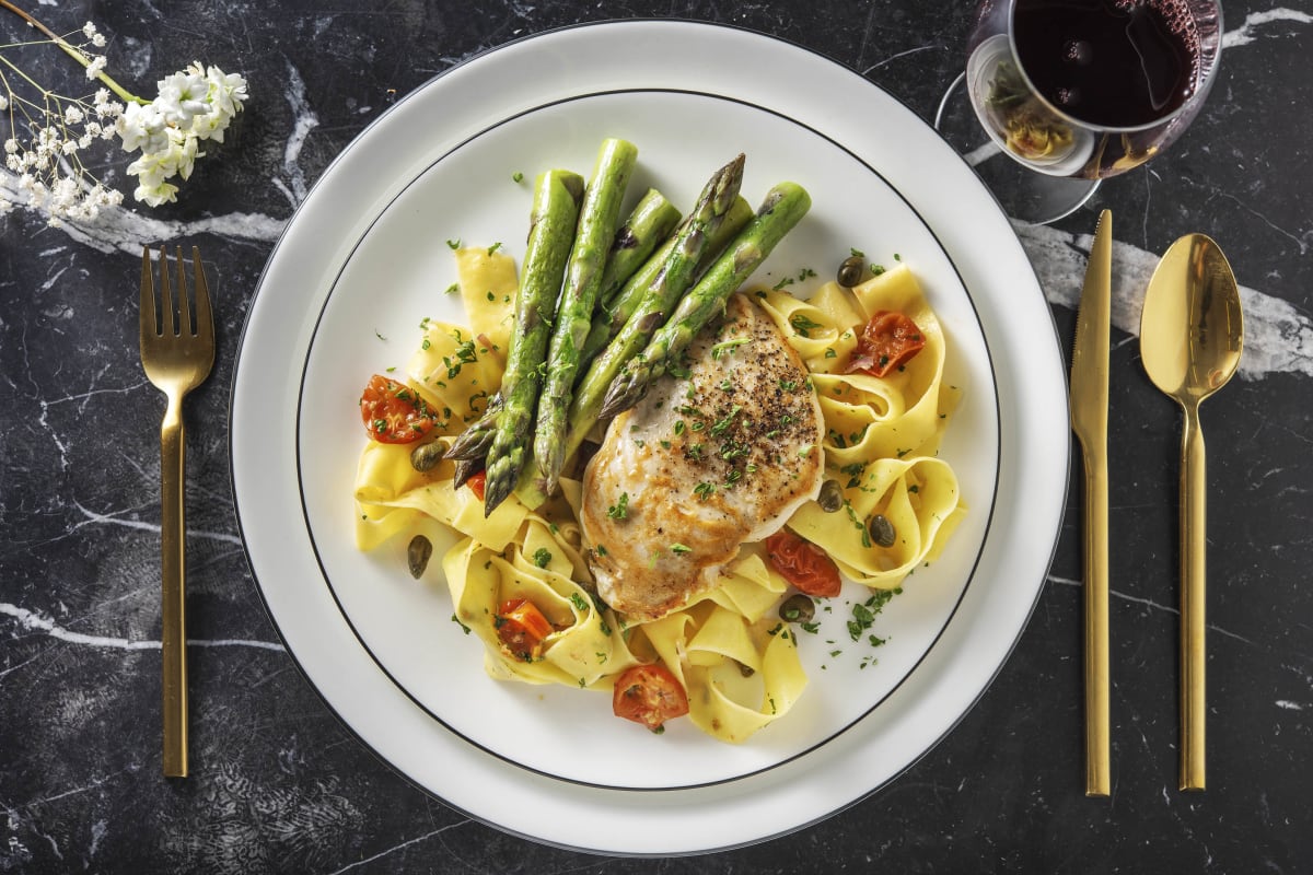 Poulet piccata, asperges vertes et papardelle