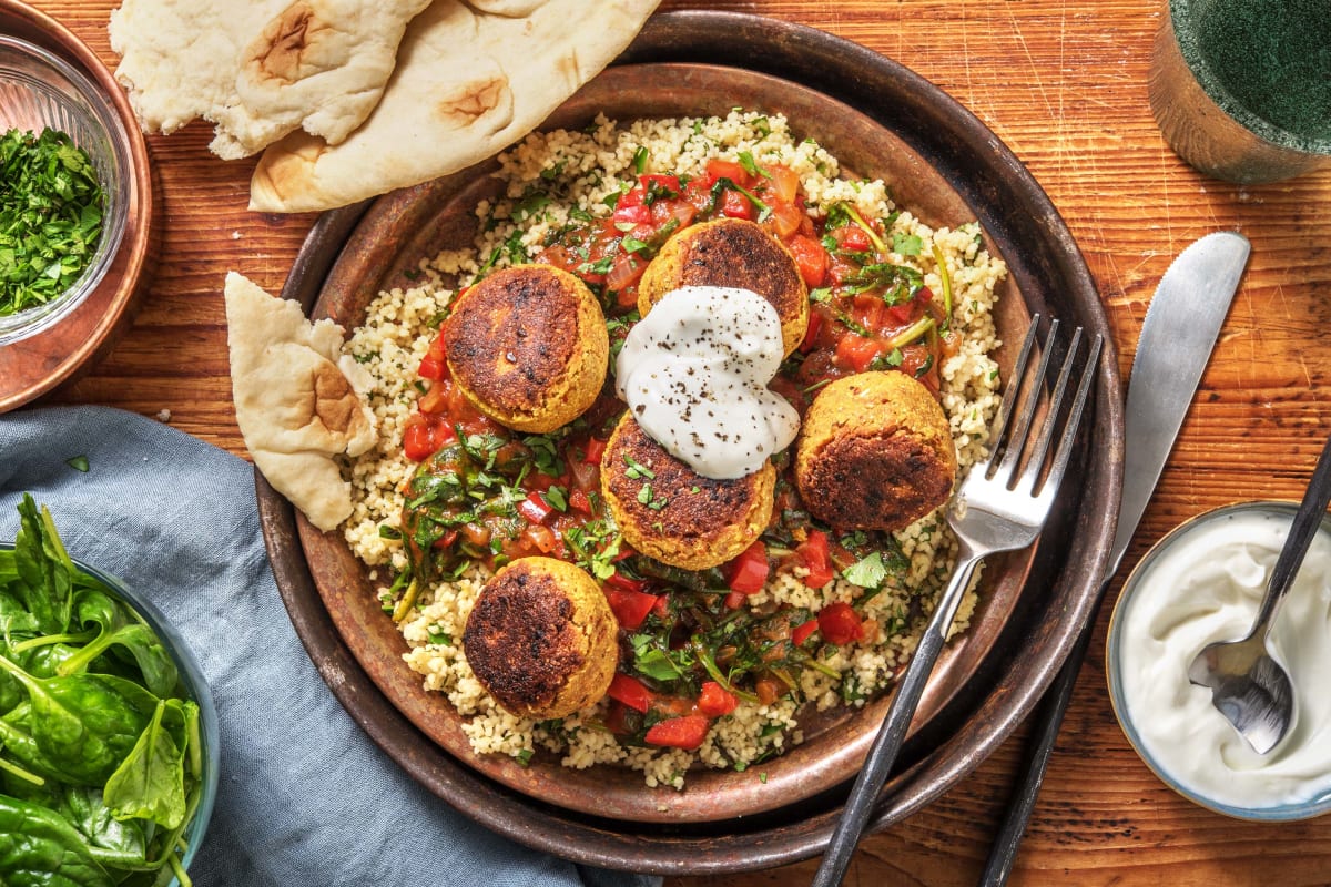 Falafelballetjes met yoghurt en warme naan