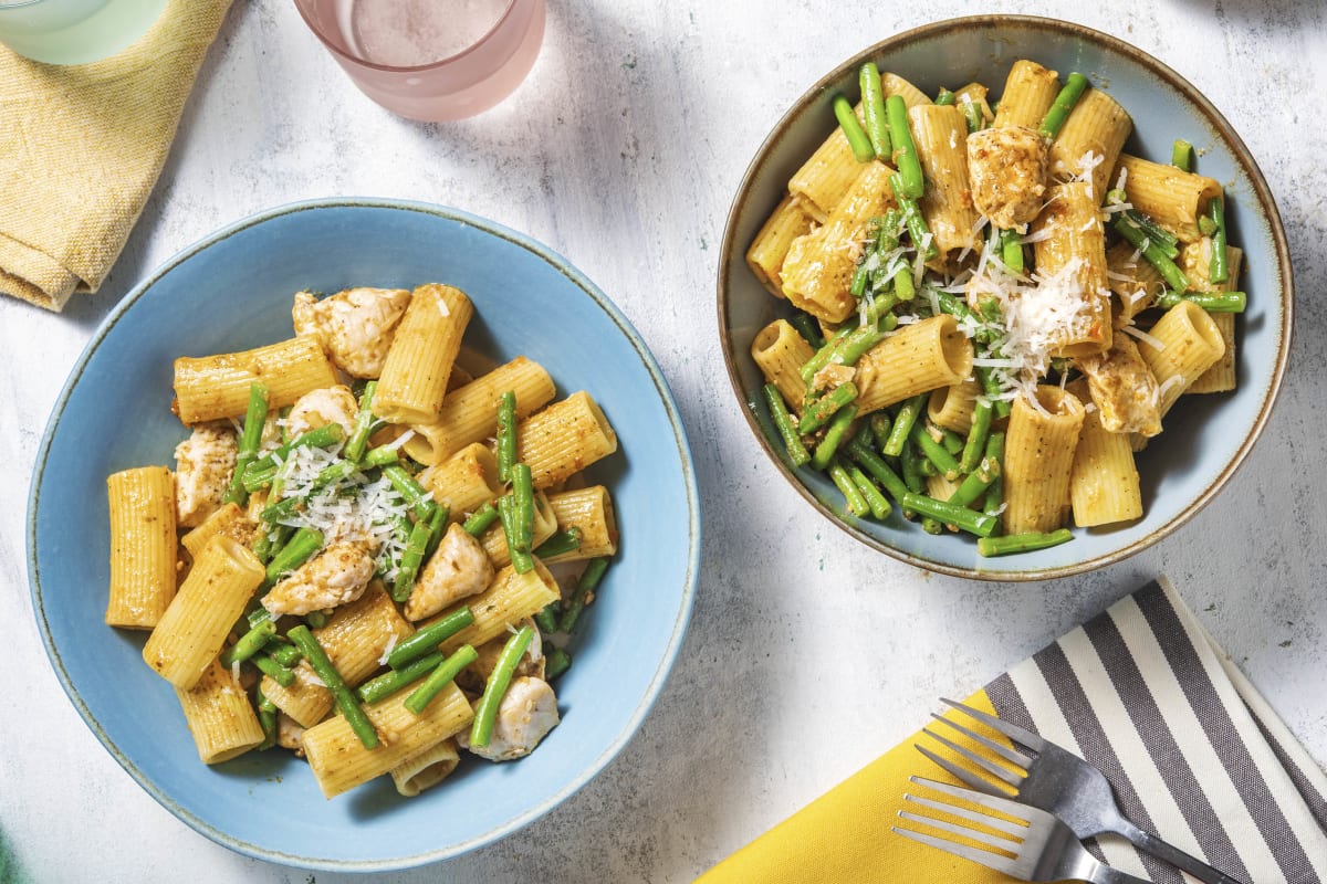 Rigatoni avec des morceaux de poulet et des haricots verts