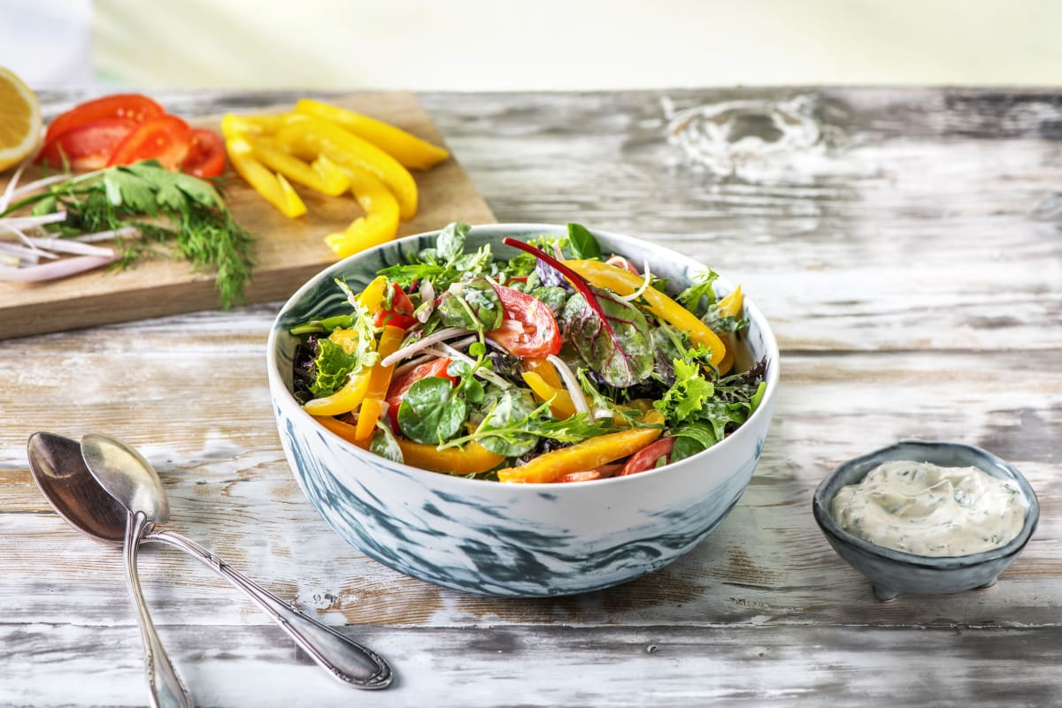 Bunter Salat mit cremigem Kräuterdressing
