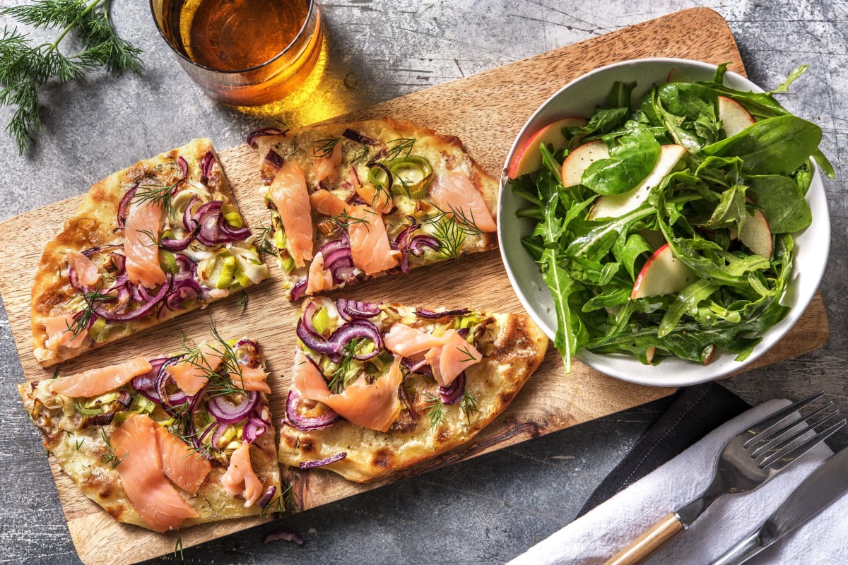 Naanpizza met gerookte zalm en prei