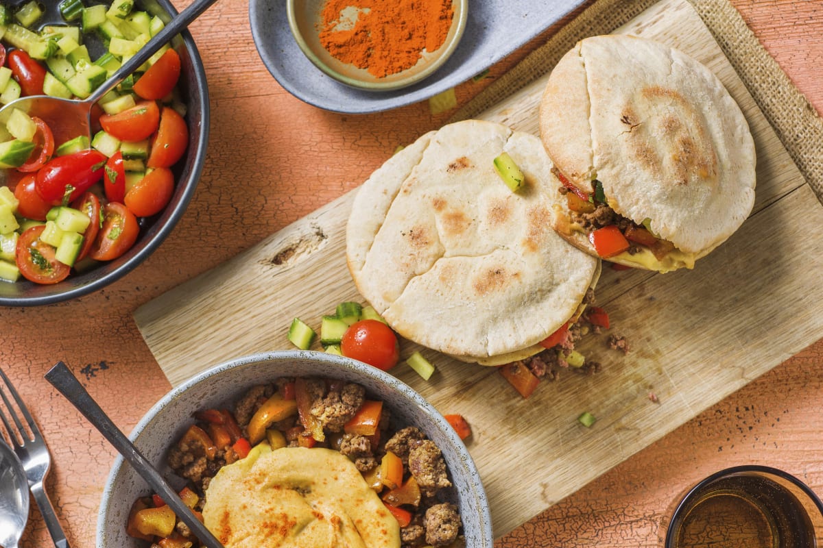 Pains pitas garnis de viande hachée de bœuf et houmous