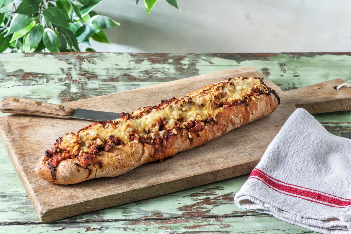 Leckeres Ofenbaguette mit Bolognese gefüllt
