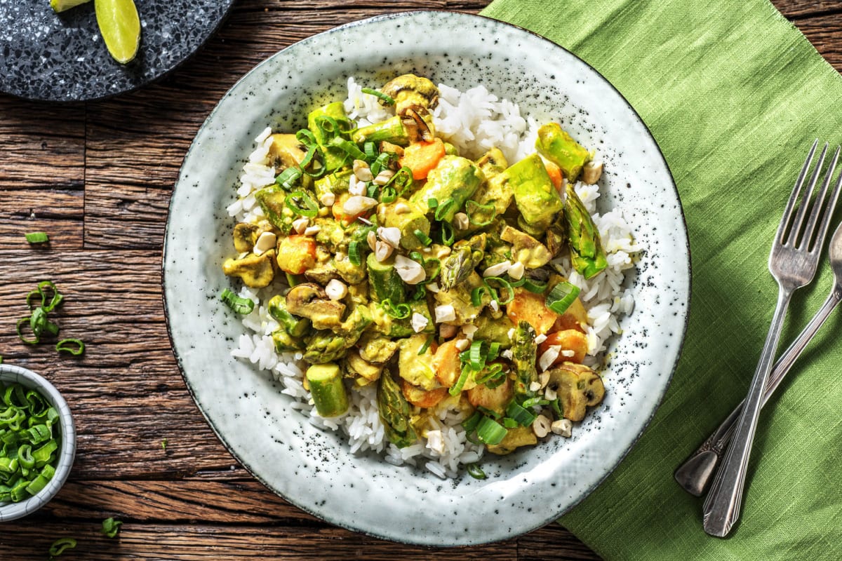 Veganes grünes Curry mit grünem Spargel