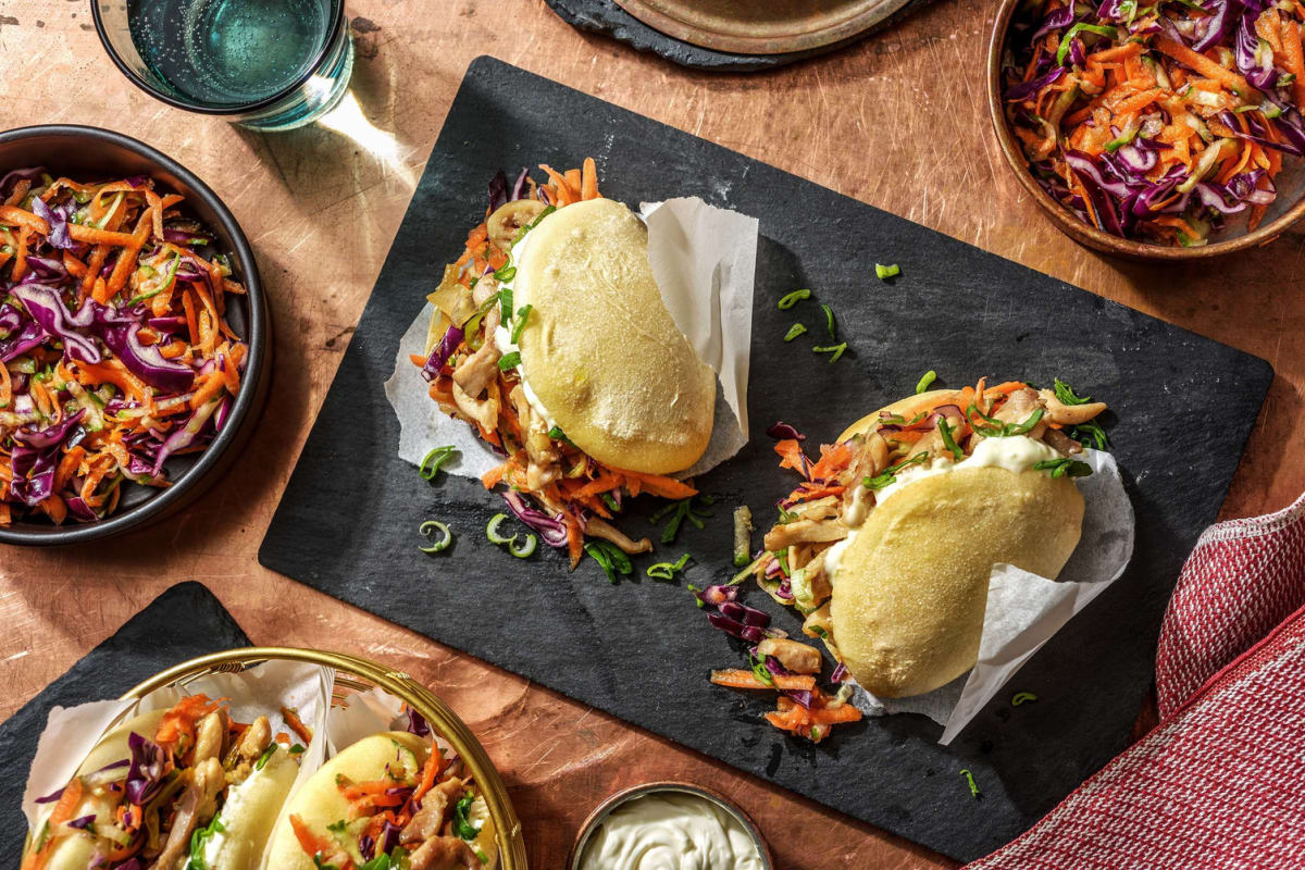 Émincé de poulet sucré-salé servi dans un bao bun