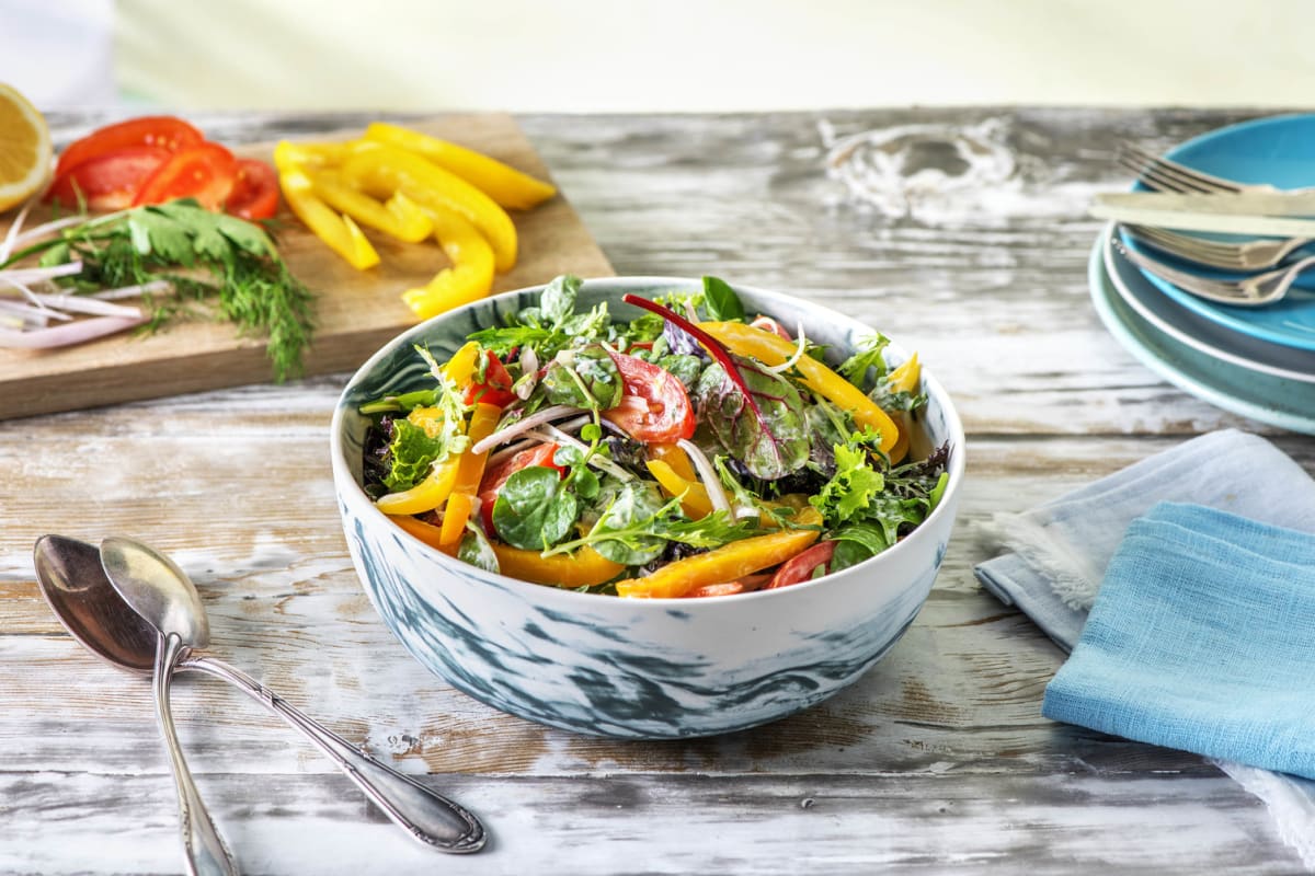Bunter Salat mit cremigem Kräuterdressing
