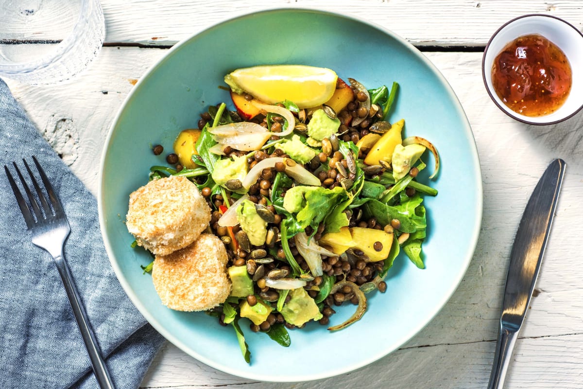 Panierter Ziegenkäse auf Linsensalat