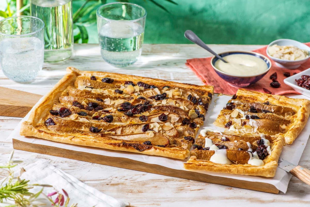 Tarte aux poires avec crème fraîche, canneberges et amandes effilées