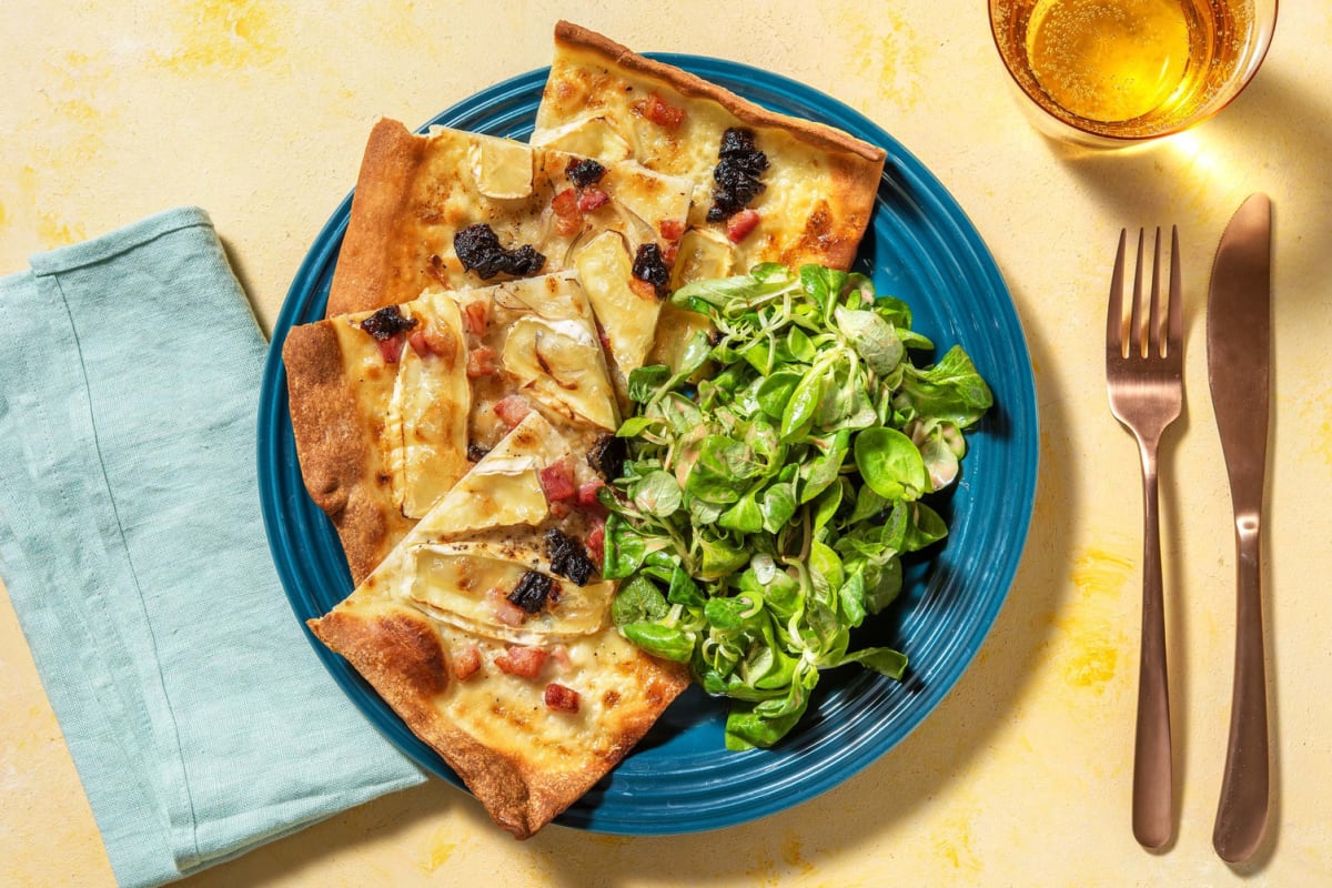 Flammkuchen mit Pflaume und Bacon
