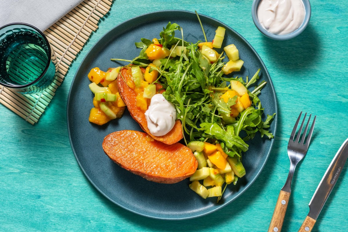 Mango-Gurken-Salat mit Ofen-Süßkartoffel