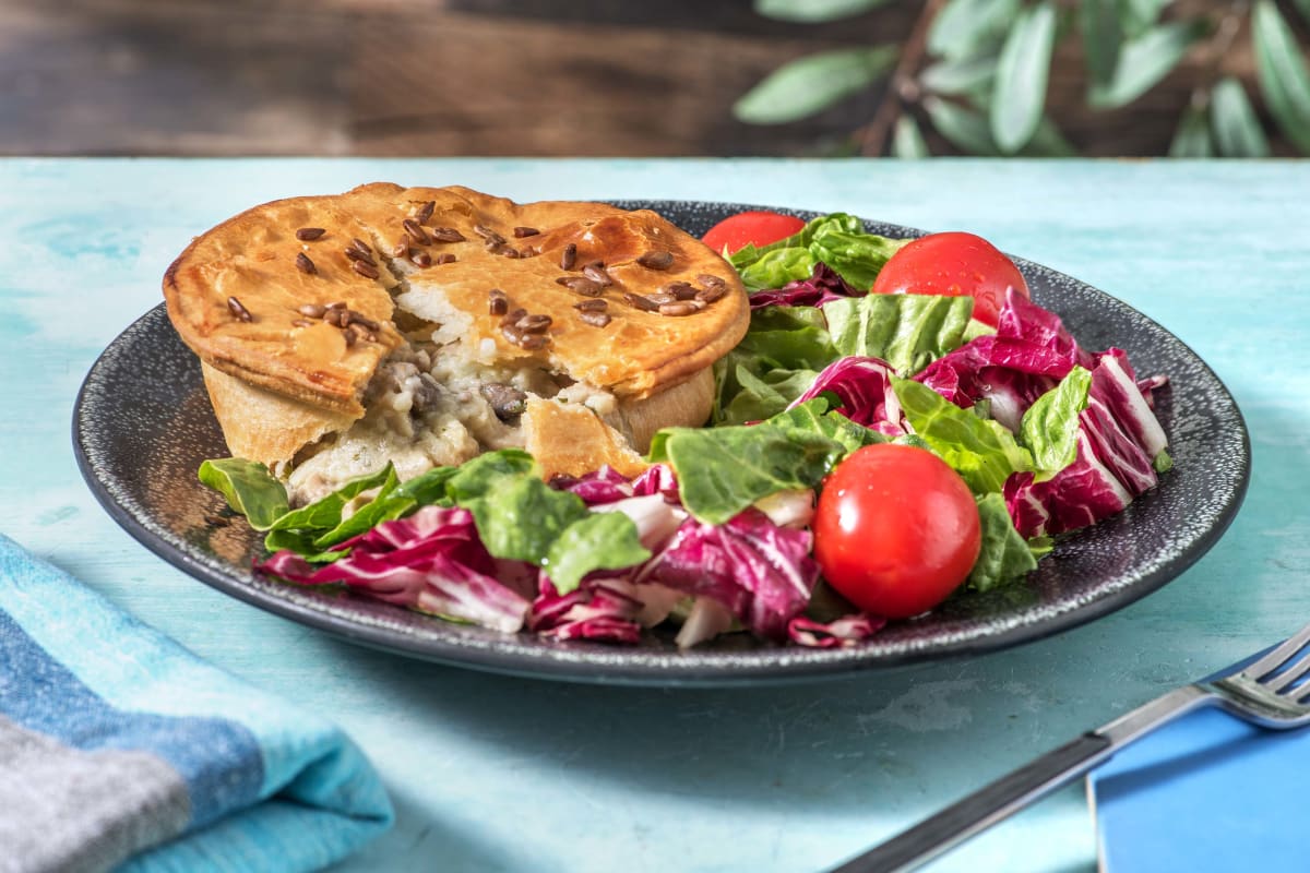 Tourte crémeuse au poulet et salade verte