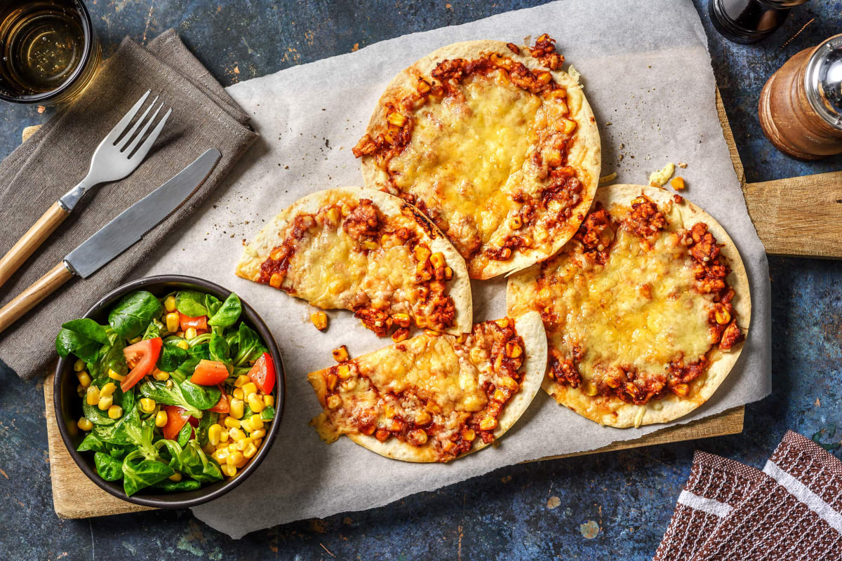 Tostada met gekruid kipgehakt en cheddar