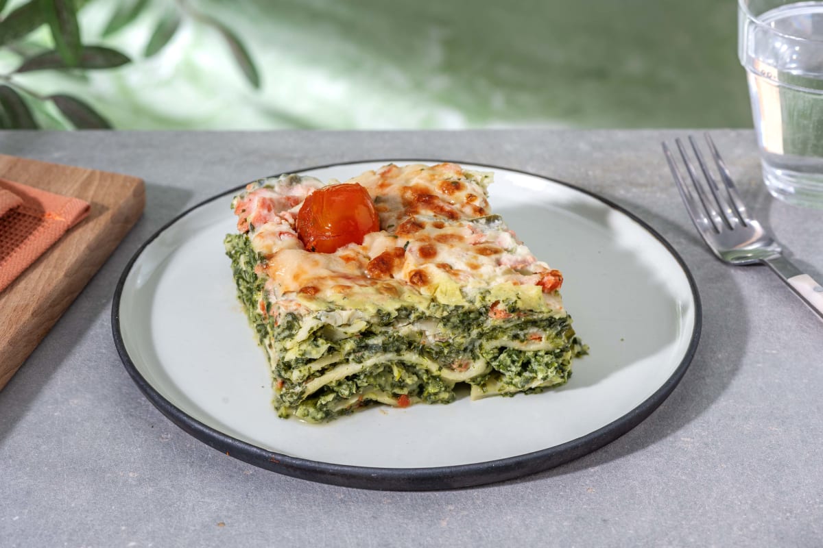 Romige lasagne met gerookte zalm, spinazie en tomaat