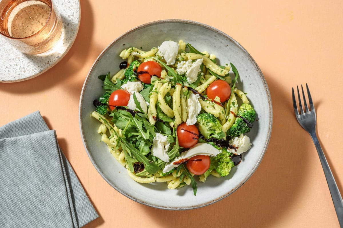 Pastasalat mit Frühlingskräuter-Dressing