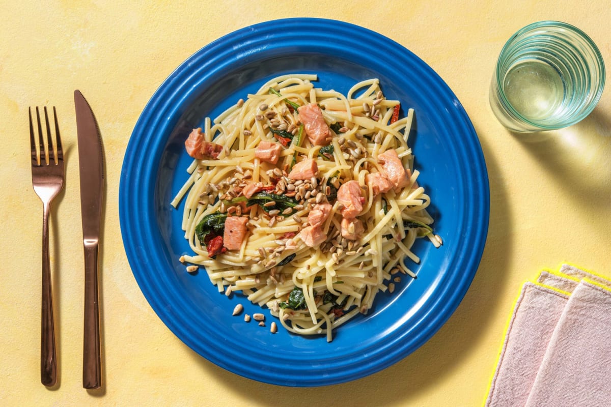 Frische Linguine mit Lachsfilet in Crèmesoße