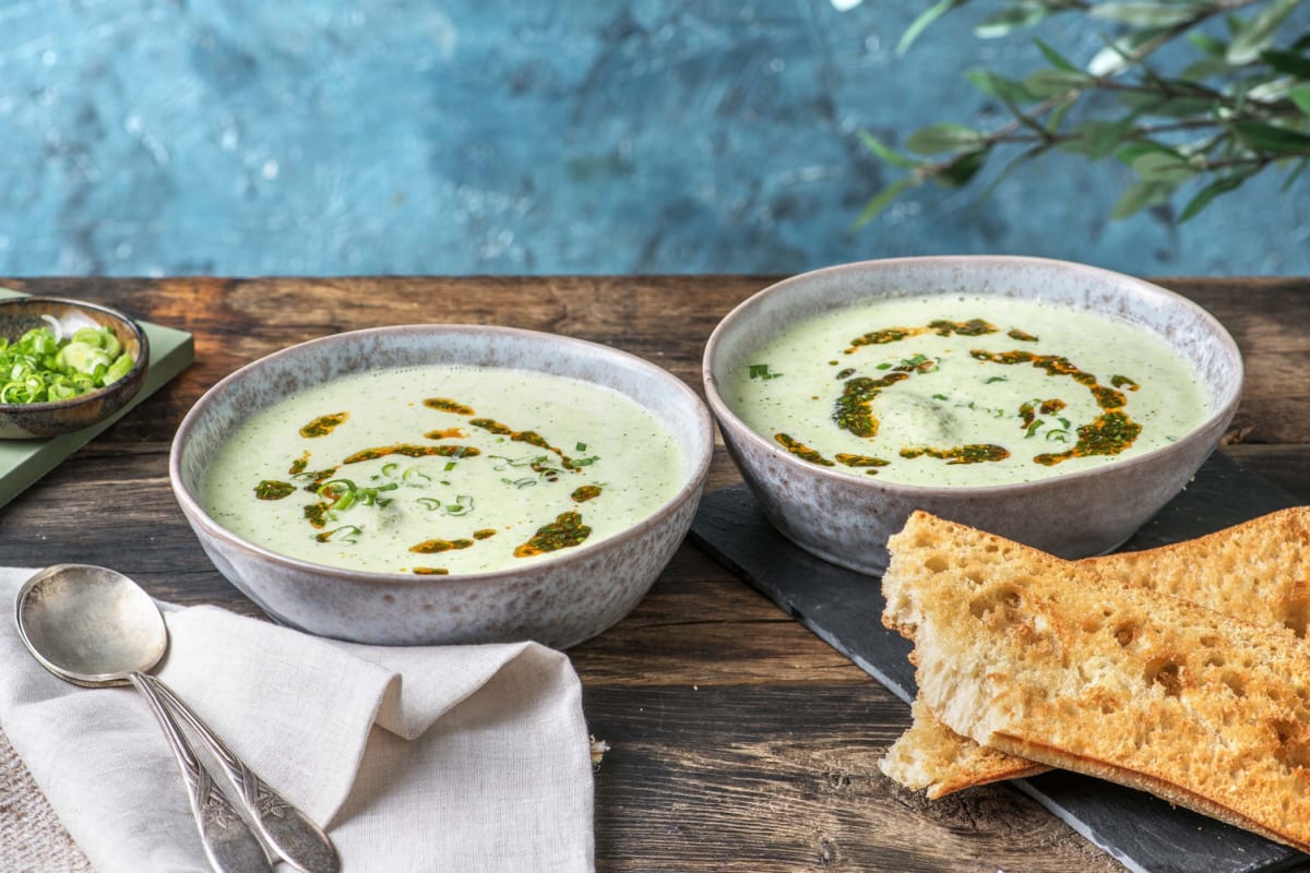 Kalte Gurkensuppe mit Knoblauchbrot