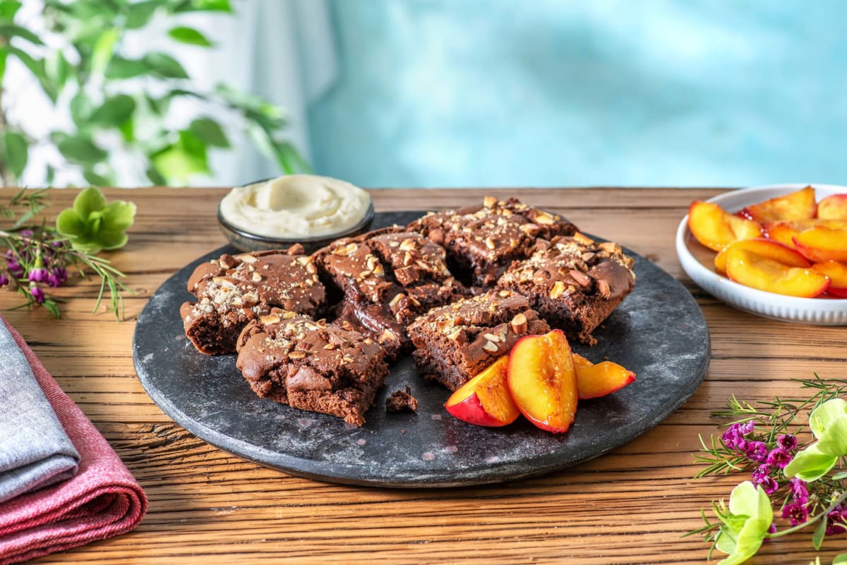 Schoko-Bohnen-Brownie mit karamellisierten Nektarinen