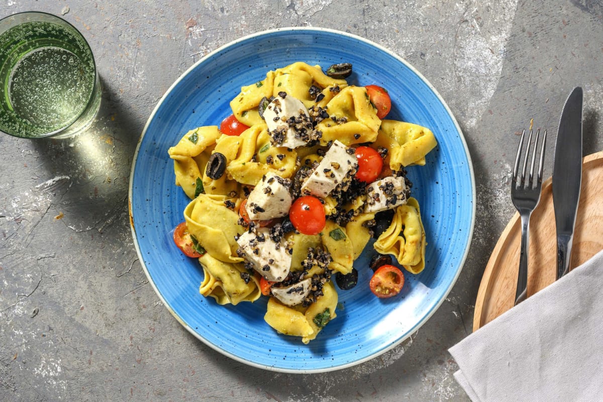 Frischer Tortellini-Salat getoppt mit Mozzarella