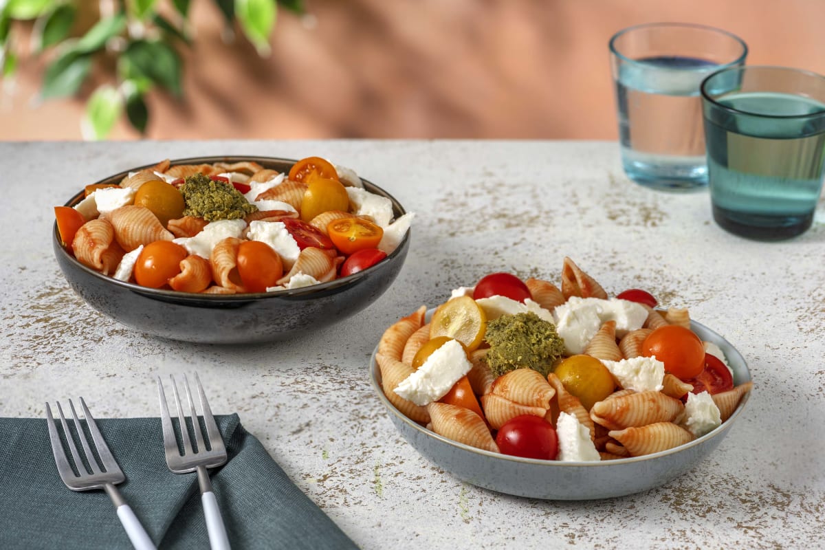 Conchiglie Caprese mit bunten Kirschtomaten