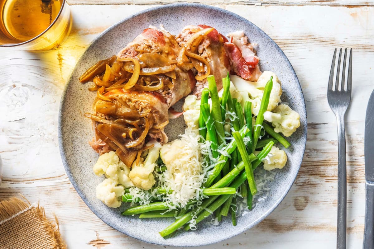 Hackbraten im Speckmantel mit Zwiebelsauce