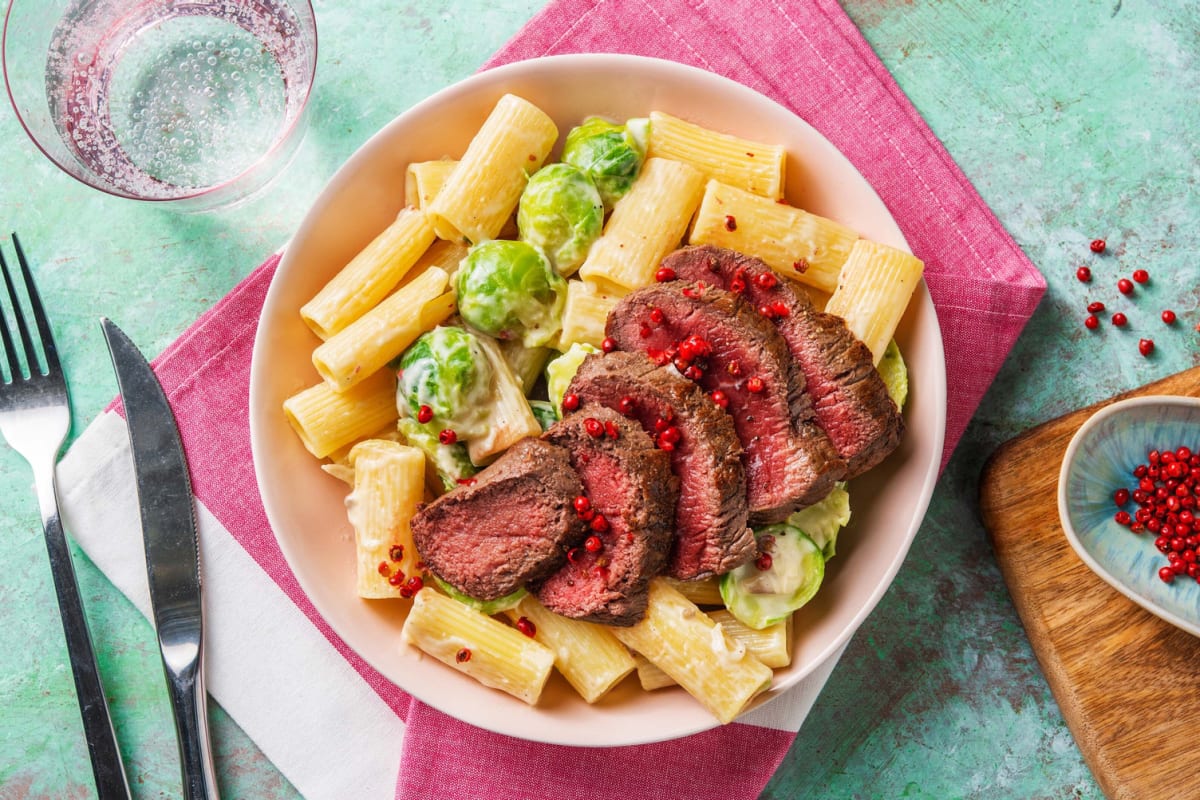 Rindersteak auf Rigatoni in rosa Pfefferrahmsoße