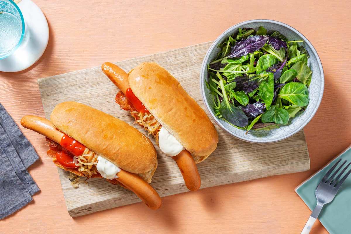 Hotdogs mit Baconstrips und Ofenzwiebeln