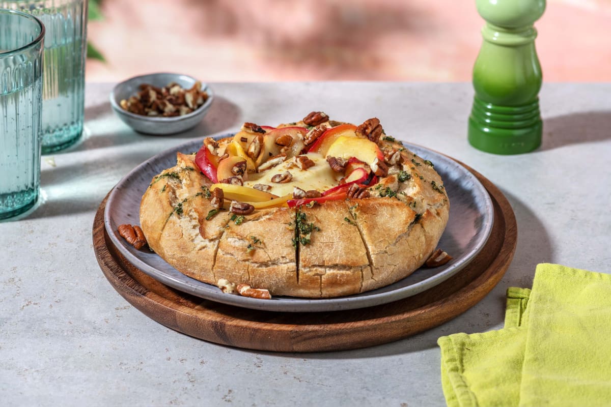 Ofenkäse mit Apfel-Pekannuss-Topping im Kräuter-Ringbrot