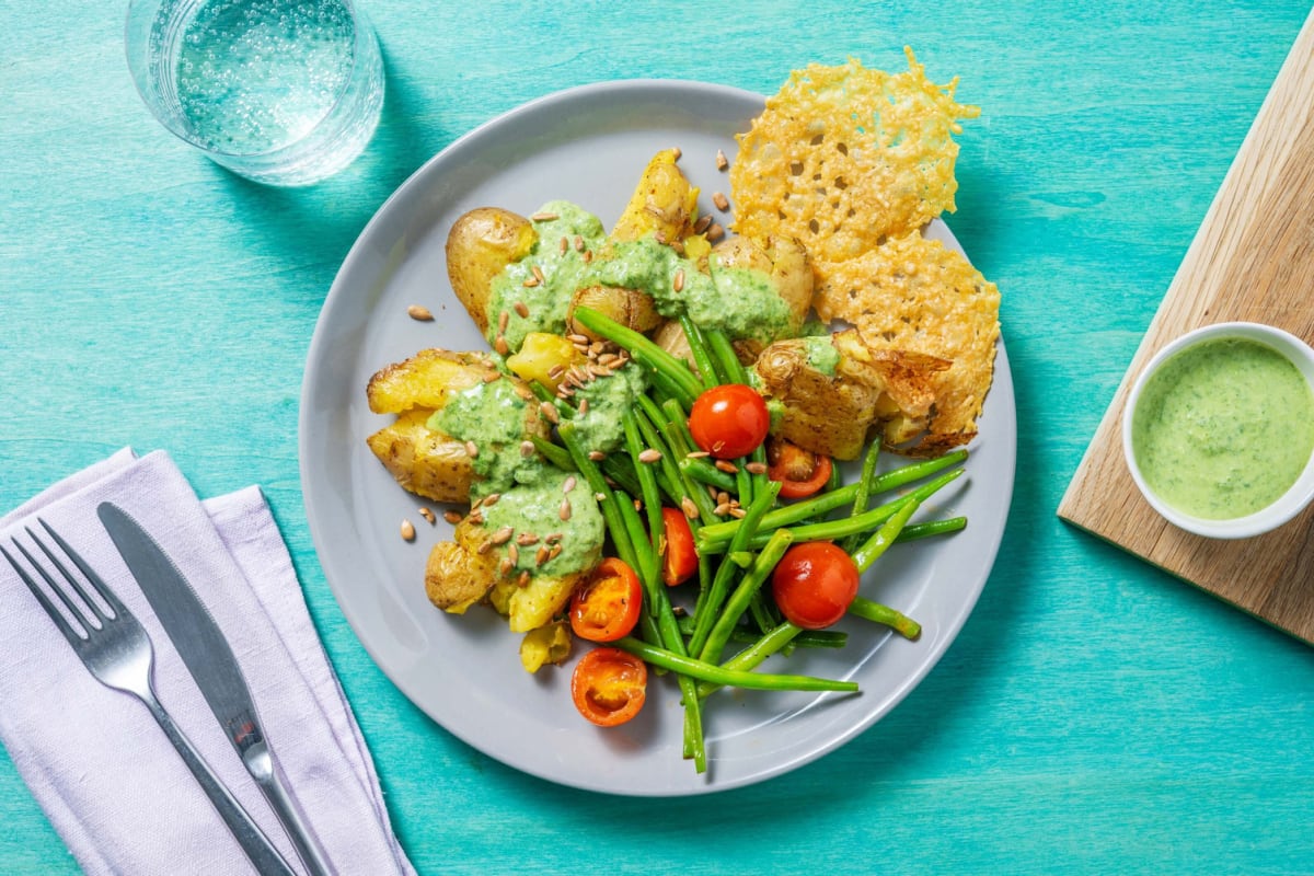 Smashed Potatoes mit grüner Soße & Käsechips