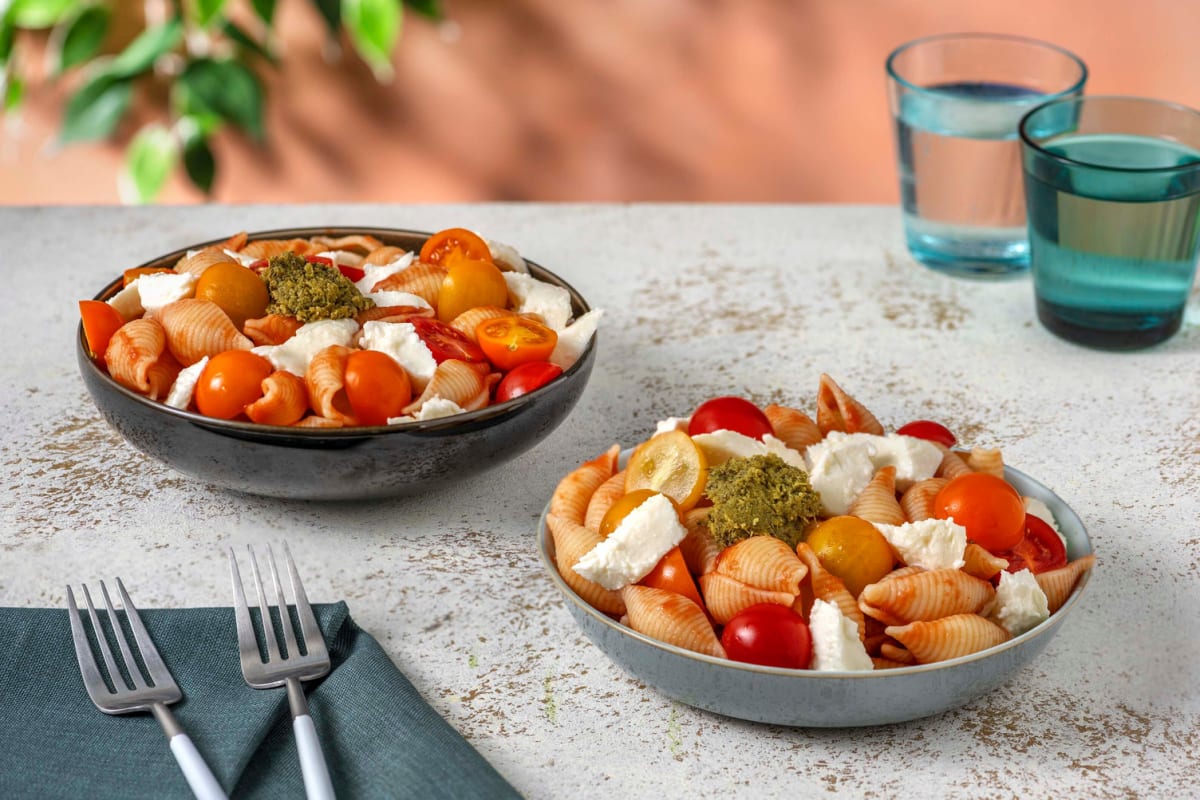 Conchiglie Caprese mit bunten Kirschtomaten