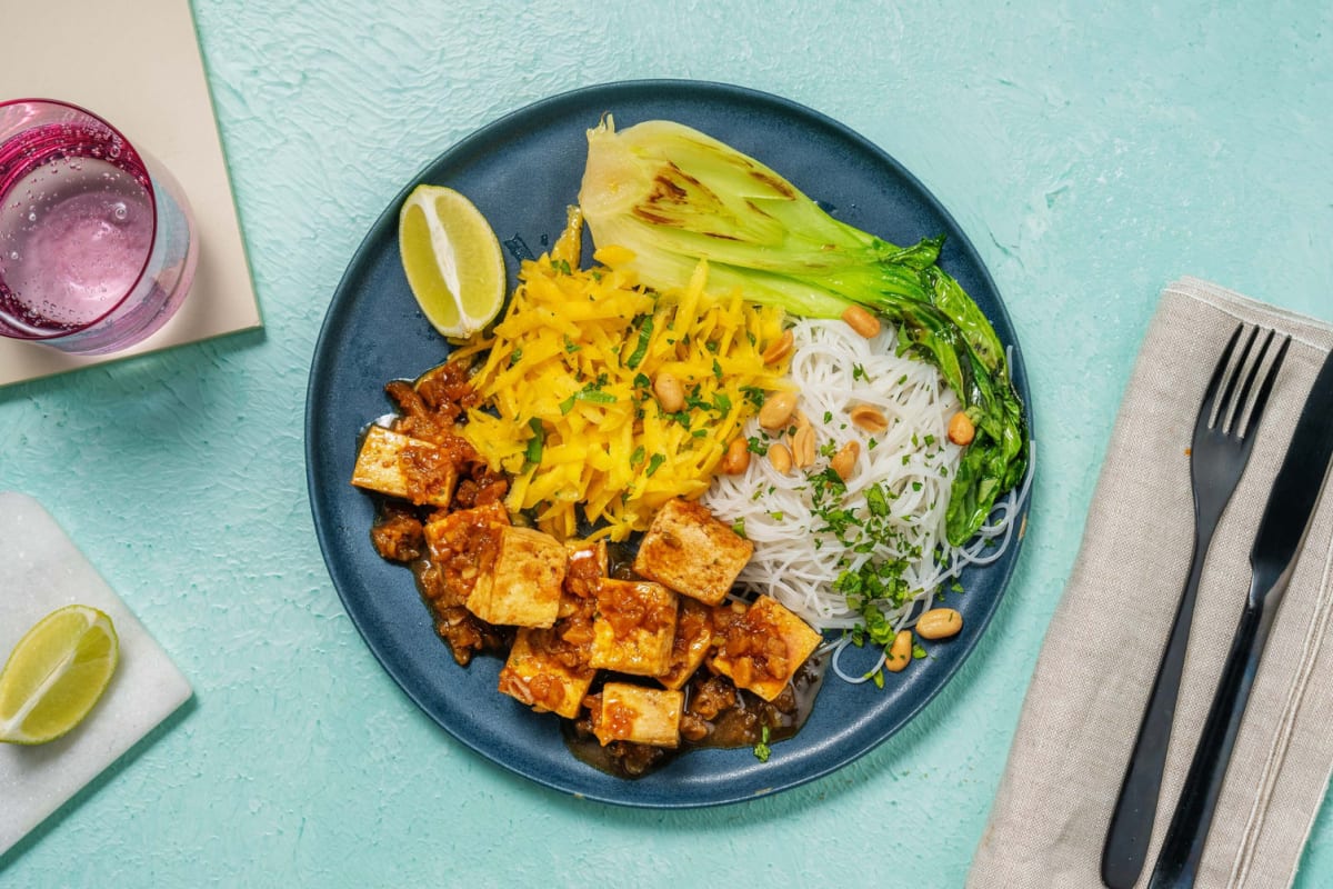 Reisnudel-Bowl mit Tofu in Aprikosensoße