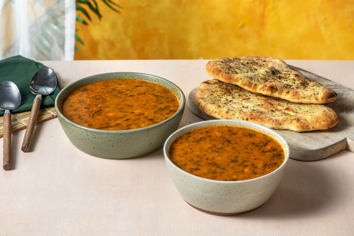 Verse Indiase dahl en naanbrood met kruiden