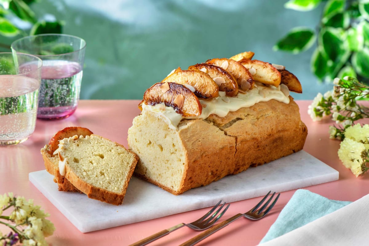 Cake nappé de chocolat blanc, garni de pêche et pomme caramélisées