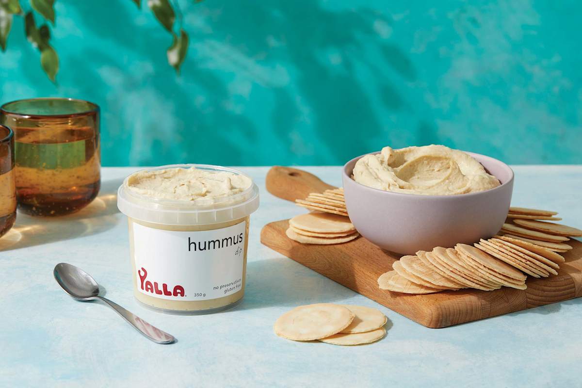 Crackers & Hummus Dip