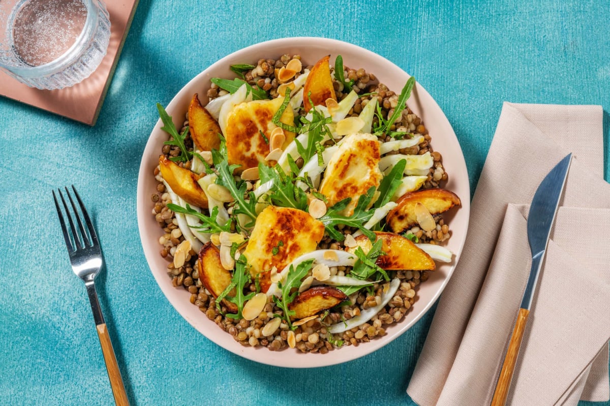 Salade à la pêche rôtie et halloumi