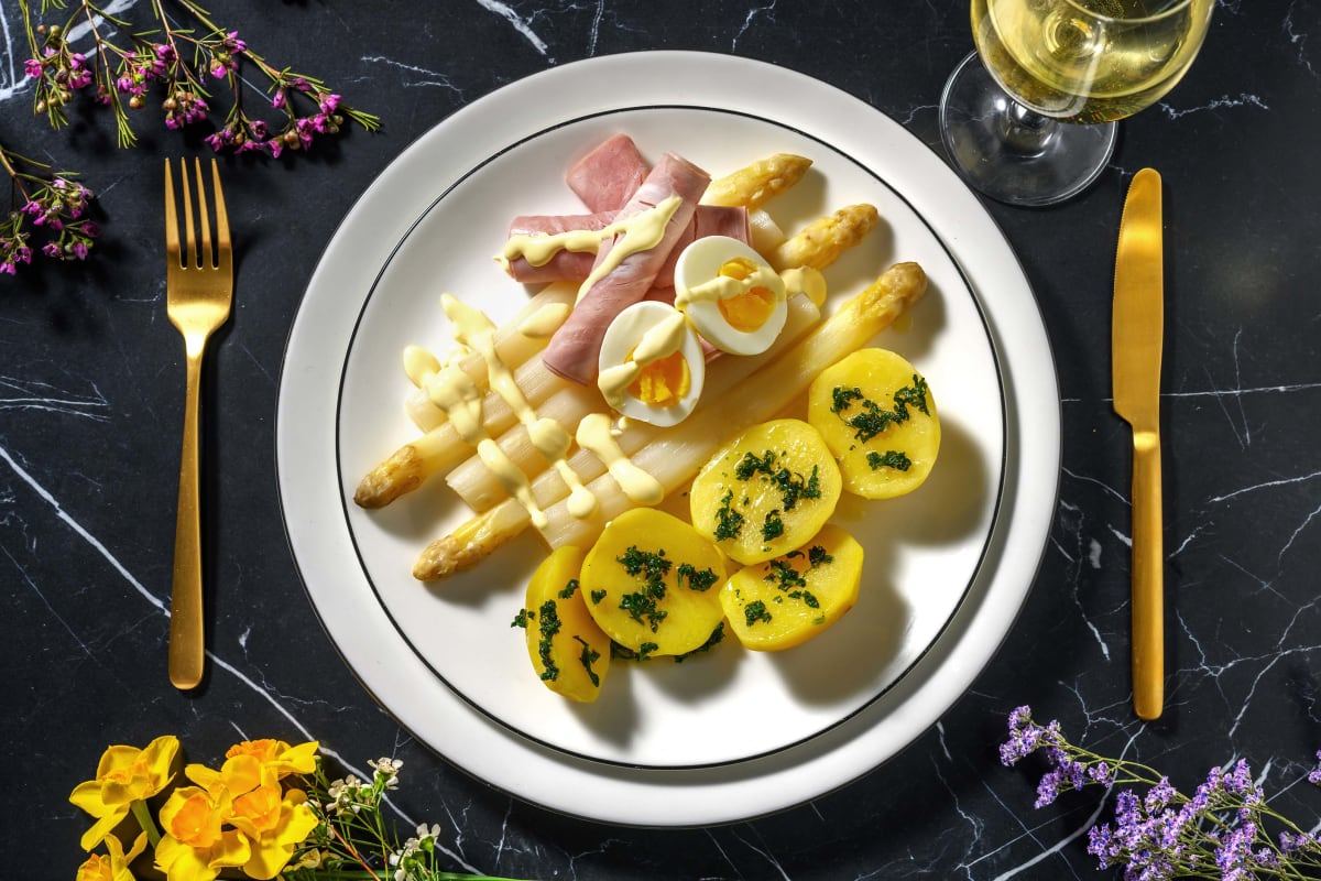 Witte asperges met ham en een gekookt eitje