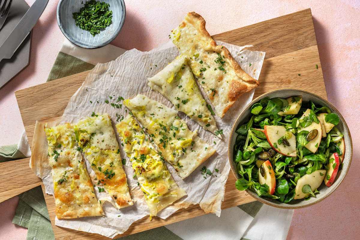 Flammkuchen mit Lauch und Mozzarella