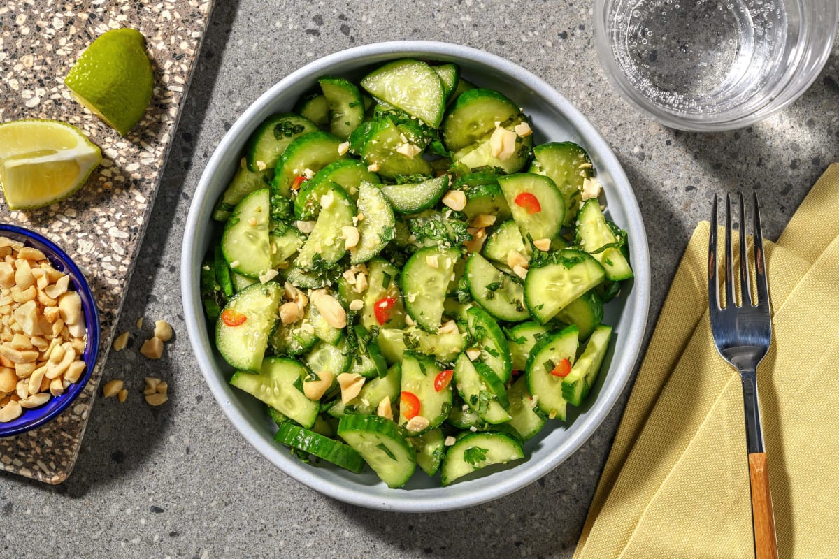 Thaise komkommersalade met gezouten pinda's