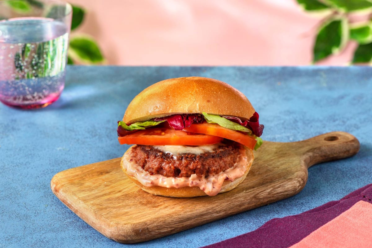 Vegetarische hamburger op brioche met whiskeysaus