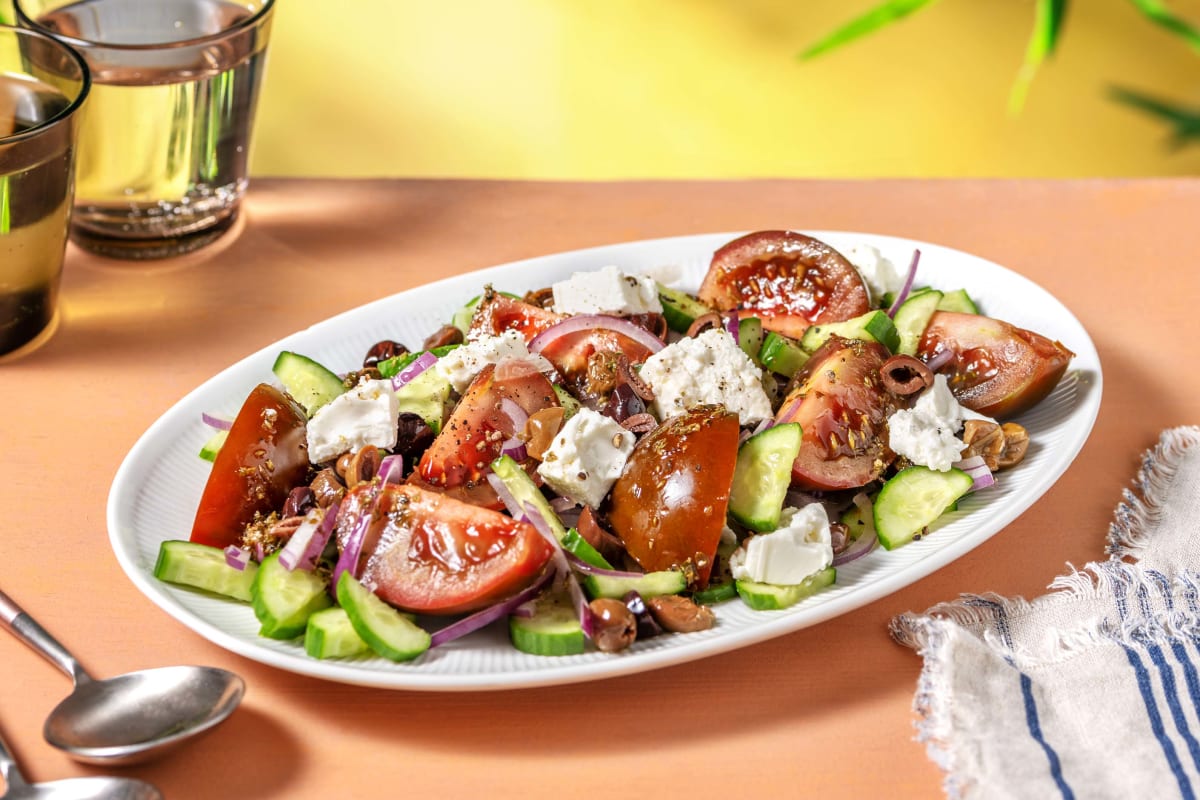 Griekse salade met feta, kumato tomaat en olijven als extra