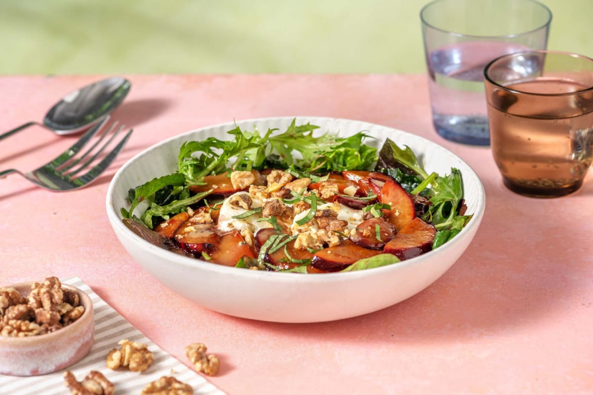 Gegrillter Balsamico-Pflaumen-Salat mit Büffel-Mozzarella und Peperoncini-Honig-Vinaigrette