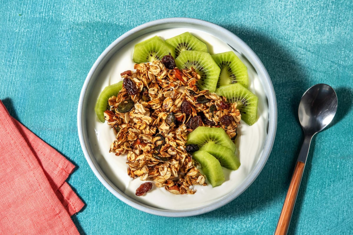 Zelfgemaakte granola met Griekse yoghurt en kiwi